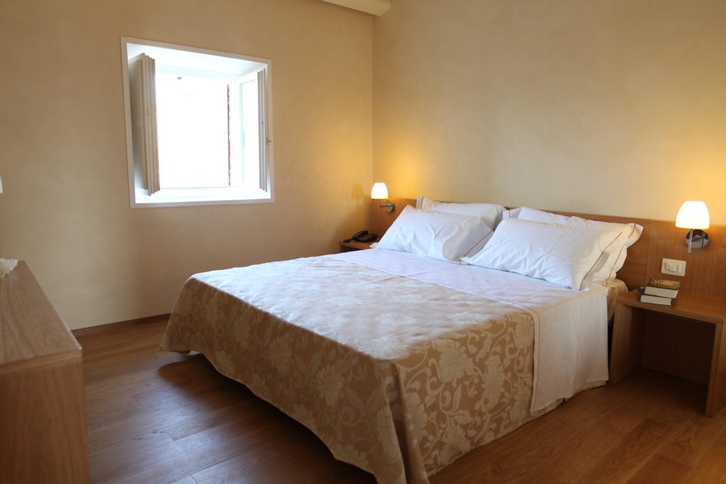 Hotel Relais Del Borgo Staffolo Habitación foto